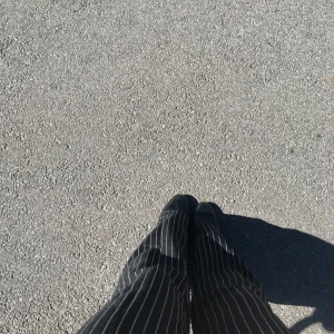 Pinstriped suitpants - Randiga utsvängda kostymbyxor från Nakd. Fint skick utan defekter☺️