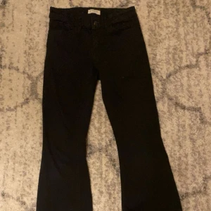 Svarta jeans - Svarta jeans från Lindex, Har inte använt på ett tag nu för de är lite för korta för mig, Skriv privat om ni skulle vara intresserade💗