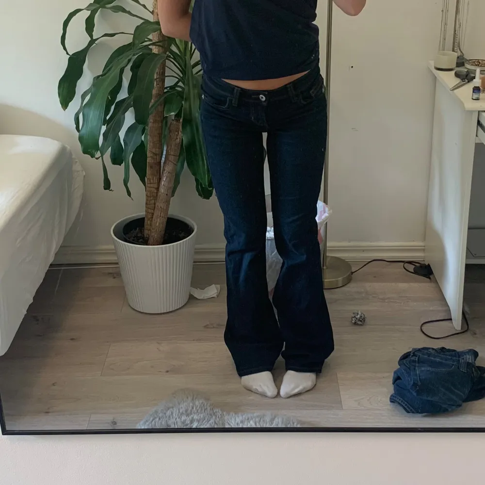 Supersnygga jeans från HM som inte längre kommer till användning. Storlek 32, men skulle säga att de är ganska stora i storlek. Passar mig som vanligtvis har XS/34. Jeans & Byxor.