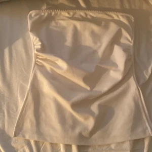 Strapless 💗 - Köpte en strapless från lager157 men det passade inte mig. Jag vill sälja den så snart så möjligt. Skriv gärna om du är interessad. Jag har även svart färg också kolla gärna i min profil 💗💗 