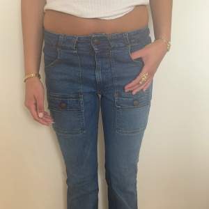 Supersnygga vintage jeans, märke girlscasualwear, storlek xs, innerbenslängd: 77 cm, midjemått: 35 cm. Skriv för fler bilder🩵🩵!!