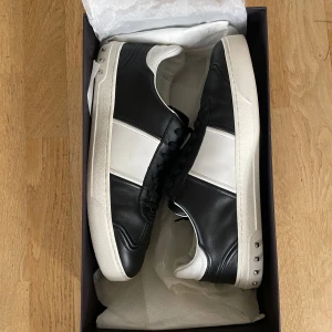 Valentino flycrew 44 - Tja! Säljer mina Valentino flycrews i storlek 44. Skorna är 44 men passar 44-45. Skorna är i toppen skick (endast en bit borta) men var tyvärr för små när jag köpte dem… Hör av er vid fler frågor!