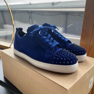 Louboutin - Storlek 43 Skick 9,5/10 Köpta i år på Saks 5th avenue i LA men bara använts två gånger 