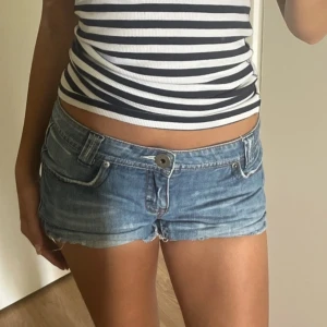 lågmidjade jeansshorts - jättesnygga jeansshorts som är low waist   