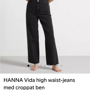 Svarta baggy byxor - Jätte fina svarta baggy byxor med breda ben. Använt ett fåtal gånger och vill därför ge dom ett nytt liv!😊 skriv om ni vill ha mer bilder eller undrar över något!💗 (De kostade 499kr innan)