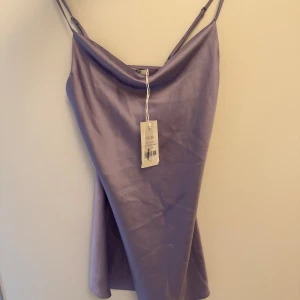 Satin klänning - Endast testad, prislappar kvar