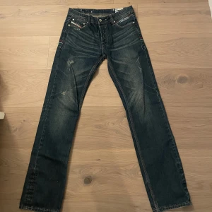 Vintage diesel x adidas jeans - Väldigt feta diesel x adidas jeans med många feta detaljer dom är lite slitna där nere vid jeansen