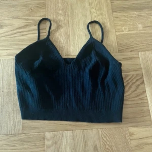 Tröja - Den är kort i storleken och den är ny tvättad och inte använd 