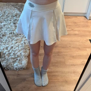 Tenniskjol - Super söt tennis skjol från ginatricot. Kjolen har insydda shorts, så man behöver inte va rädd att den ska flyga upp💕 Kjolen är använd ett fåtal gånger, så den är i ny skick.