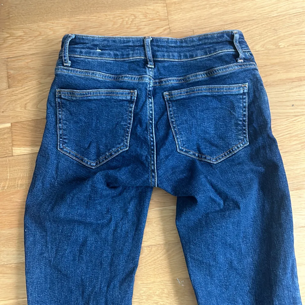 As snygga low rise jeans😍 de är inte slitna, har använts max 3ggr. De är lite för små för mig så de är därför jag säljer💕 de står 36 på lappen men skulle säga 34-36 . Jeans & Byxor.