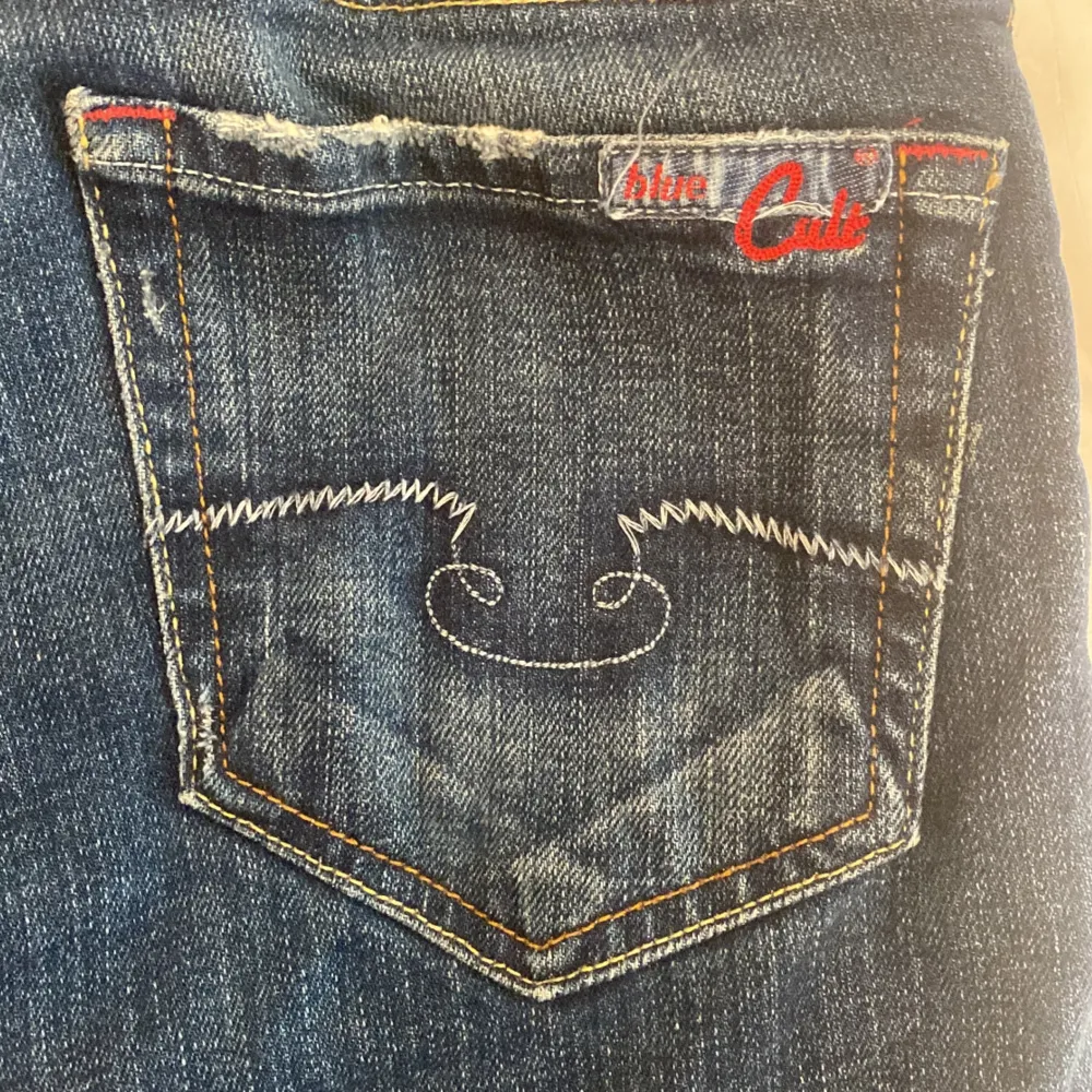 Ett par blå lågmidjade bootcut jeans från Blue Cult i storlek 26. Säljer då de är för små💘💋🥂. Jeans & Byxor.