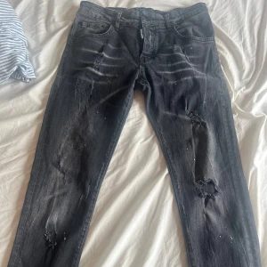 Dsquared2 jeans  - Tja säljer mina jeans från Dsquared2 om storleken är förvirrande skriv till mig och via snabba köp så kan priset gå ner lite skriv om du har någon fråga  