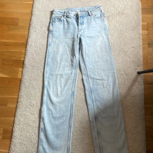 Lågmidjade jeans  - Lågmidjade jeans som är raka/utsvängda i benen, jättebra skick!