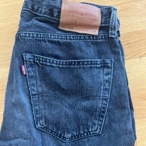 Levi’s 501 - Levis i mycket fint skick. Inte helt svarta utan mer gråsvarta. 