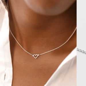 Hjärt halsband - Säljer detta otroligt fina silver halsband, med ett hjärta på ifrån Syster P. Halsbandet har aldrig använts mer än att jag  provat det på en gång. 