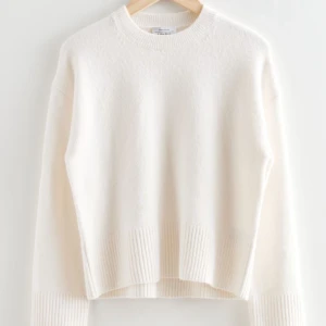 & other stories tröja  - Säljer denna stickade tröjan från & other stories 💗 super fint skick men använd ett par gånger! Köp gärna via köp nu!