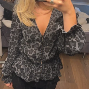 Leopard blus - Leopard blus från bik bok i storlek S. Använd några gånger men är fortfarande i super skick.💕
