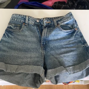 Jeans shorts - Ett par jeans shorts från förra sommaren jag inte använt sen dess.