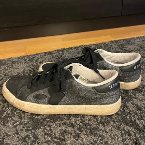 Glitter skor - Skit snygga glitter skor storlek 39. Inte så använda och har inga slitage. Köpta på Zalando. 