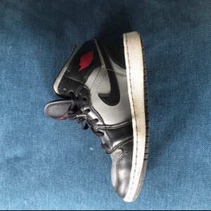 Jordan 1 shadow red mid - PRISET SKA DISKUTERAS. Jordan 1 shadow red mid storlek 38,5 fina på utsidan lite lite slitna där inne🙂