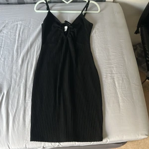 Klänning  - En söt kort klänning från H&M, aldrig använt, storlek S