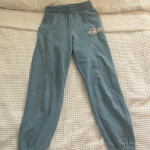 Ljusblå/turkos mjukisbyxor  - Midja: 64 cm Innerbenslängd: 76 cm Bra skick  Matchande sweatshirt finns 