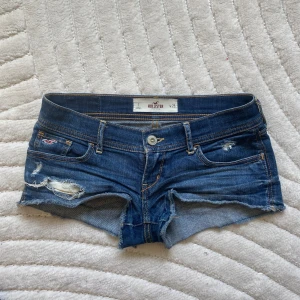 Hollister jeans shorts - Säljer dessa super snygga hollister shorts då dem inte passar på mig tyvärr ❤️midjemått: 39 cm❤️