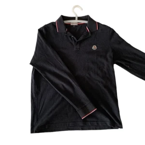 Moncler longsleeve/polo - Moncler polo tröja[]Bra skick[] Äkta[] Pris är diskuterbart[]Fet mörkgrå färg[] Strl L men moncler brukar vara små i storlekarna[]
