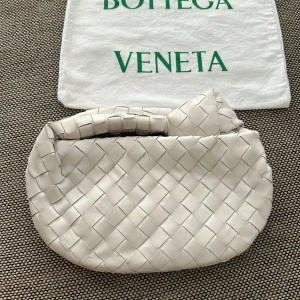 Bottega Veneta bag  - Bottega Jodi size: 26*16. Dustbag. Inget kvitto, köpt på Vestiaire. Nyskick använd endast ett fåtal gånger.