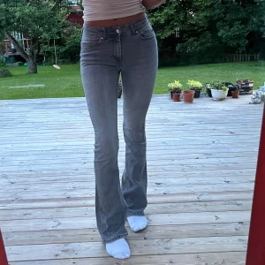 Gråa mid waist jeans - Säljer dessa gråa mid waist jeans från only i storleken S/32