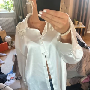 Siden skjorta - Supersöt sidenskjorta med pärlor. 