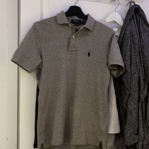 Ralph lauren pické - En liten fläck som syns på bild 4 men i övrigt nyskick 