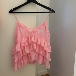 Jätte söt volangtopp - Storlek XS, jätte söt volangtopp från Zara som endast säljs pga att jag köpte den i fel storlek. Den är helt oanvänd och prislappen sitter även kvar💕