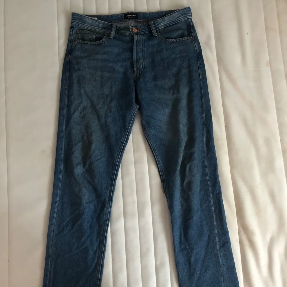 Säljer dessa mörkblå jeans i loose fit från Jack o Jones i storlek 34/32. Skriv vid minsta fråga . Jeans & Byxor.