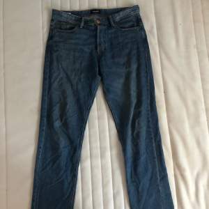 Säljer dessa mörkblå jeans i loose fit från Jack o Jones i storlek 34/32. Skriv vid minsta fråga 