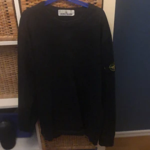 Stone island långärmad  - Säljer denna stilrena Stone island hoodie/ långärmad för endast 650. Har använt den max 5 gånger. Köptes för 2300 Storlek S men passar mycket bra på M