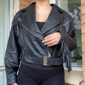 Läderjacka - Äkta läder jacka med massa detaljer. Den är i väldigt bra skick.