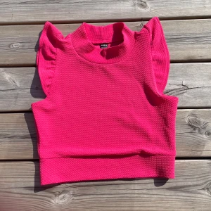 Rosa topp - Säljer denna fina toppen ifrån shein då den inte passar längre. Den är i nyskick o är storlek s