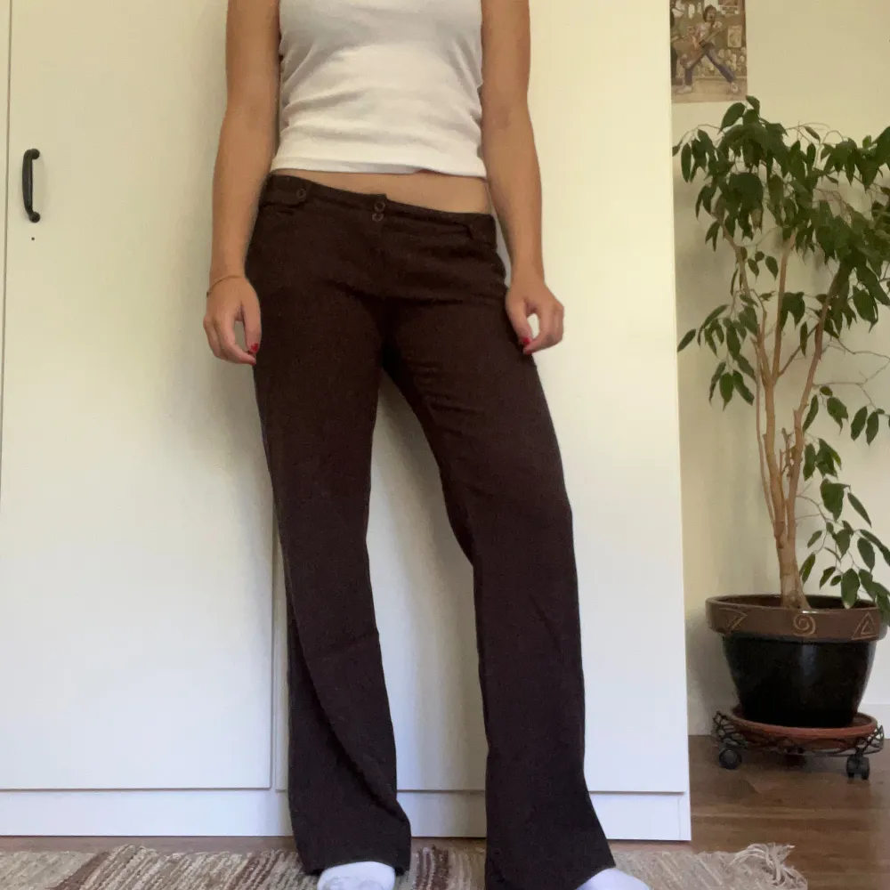 Low-waist byxor storlek 38 i skönt material som sitter sjukt bra!!🤩❤️ säljer då de inte kommer till användning!!. Jeans & Byxor.