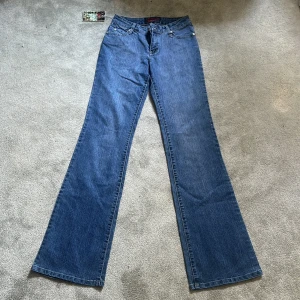 Lågmidjade blåa bootcut jeans - Jag säljer dessa ljusblå lågmidjade bootcut jeansen pga fel storlek. De är i superbra skick då de köptes precis och aldrig har kommit till användning. Skriv privat för att få mer information!