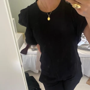 Volangtopp - Säljer min volangtopp med lite spetsdrtalj på ärmen❤️⭐️