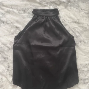 Svart halter-neck top - Den är i storlek S, dock så är den från shein men den har bra kvalite. Jätte fin till miniskirts! 