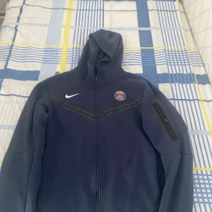 PSG Nike tech fleece - Säljer en PSG Nike tech fleece. Den har bra skick inga skador eller fläckar.