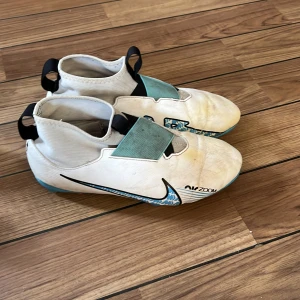 Fotbollsskor - Välanvända skor. Lite fläckiga. 