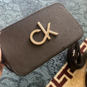 En Calvin Klein väska - Svart Calvin Klein väska