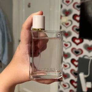 Burberry Her, EDP.  - En riktigt söt feminin jordgubbsdoft som är en riktig komplimangsmagnet. 90% kvar ungefär (se bild). Nypris cirka 1400, pris kan diskuteras!🩷