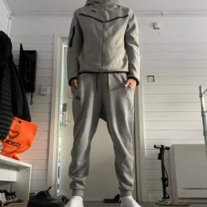 Hej, säljer detta feta set av Nike. Skicket är 10/10. Kolla bild för storlekar på både tröja och byxor. Modellen på bilden är 174 cm lång och väger ungefär 57 kg. Kp om ni har några frågor.