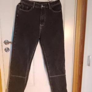 Svarta jeans  - Skitsnygga svarta jeans i storlek m. Säljer de då de inte kommer till användning länge. De är i bra skick 💗
