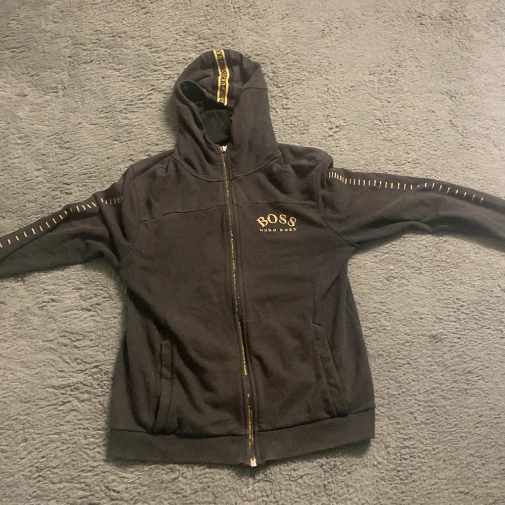 En snygg Hugo boss hoodie som jag knappast använt Max 5 gånger. Anledningen jag säljer den är att den är för att jag inte har samma stil. Den passar S/M skriv om intereserad pris kan diskuteras. Hoodies.