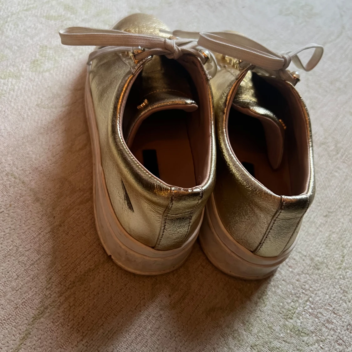 Skor i guld med pärlor från Stuart Weitzman  - 90